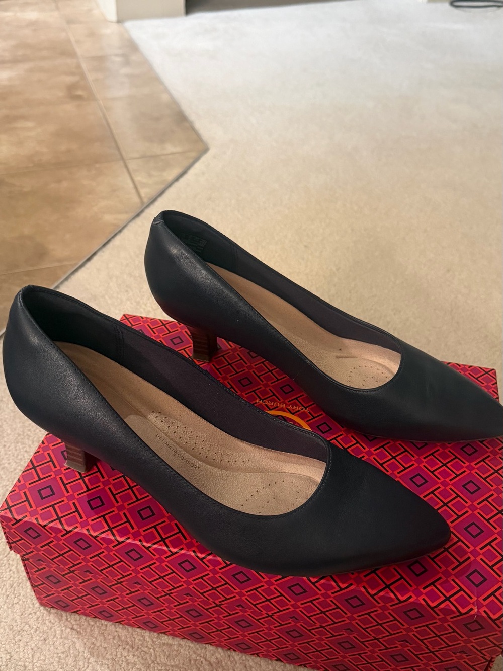 Clarks Classic Black Women's Pointed-Toe Kitten Heel Pumps Navy Blue